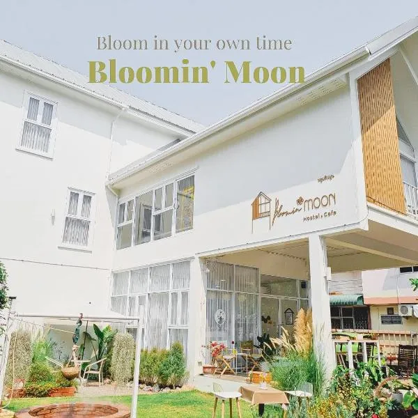 Bloomin' Moon hostel & cafe, Chiang Mai Old Town, hotel in Chiang Mai