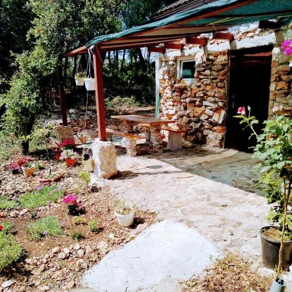 Isolated, 30m to sea, Viktoria s cottage，位于卡利的酒店