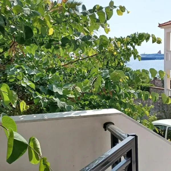 Garden Seaview Luxury Apartment with private parking, Hotel in Mytilini