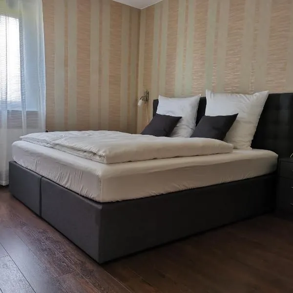 Quiet apartment with green view in urban location, hotel en Brunswick