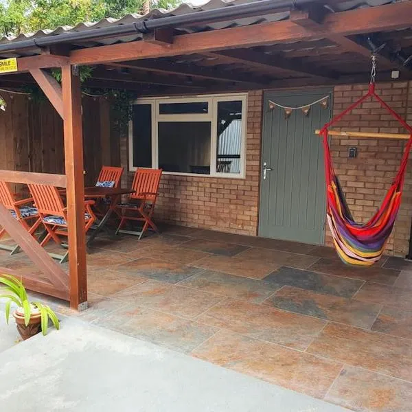 DOG FRIENDLY little bungalow with patio & private driveway, Hotel in Kessingland