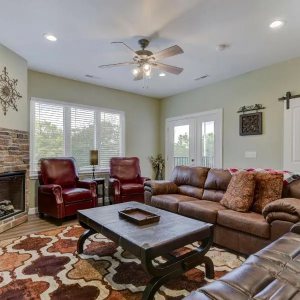 Luxury Condos at Thousand Hills - Heart of Branson - Beautifully remodeled - Spacious and Affordable, hotel in Branson