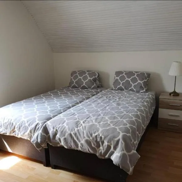 Quiet room in Budapest near airport with free parking, hotel in Budapest