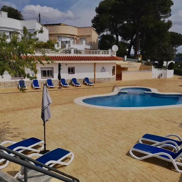 Apartamentos Famara, отель в Льорет-де-Маре