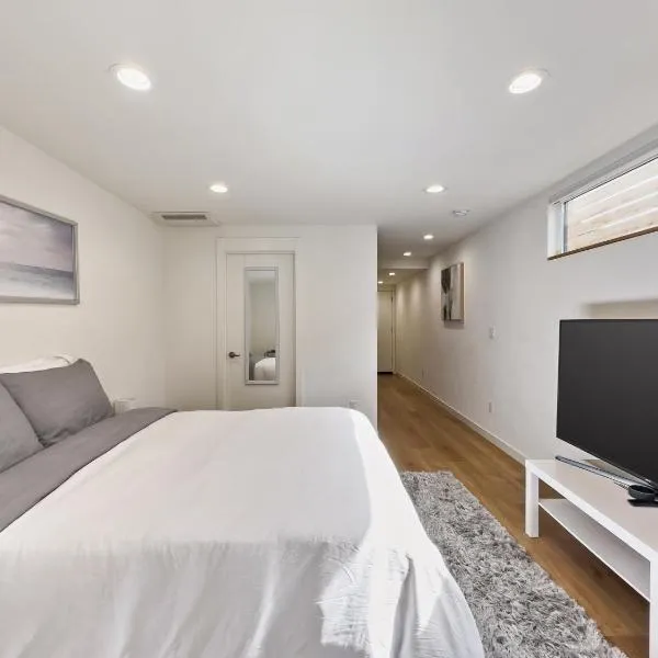 Modern apartment near light rail, khách sạn ở Seattle