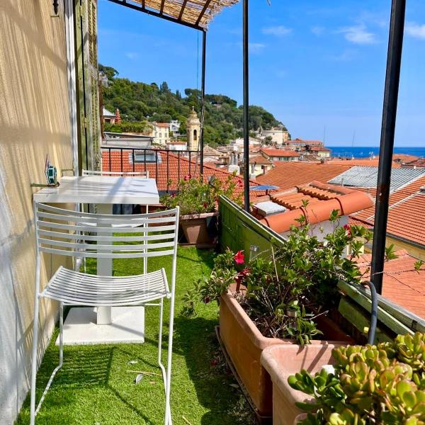 Cosy penthouse old town sea view little terraces Air conditionned