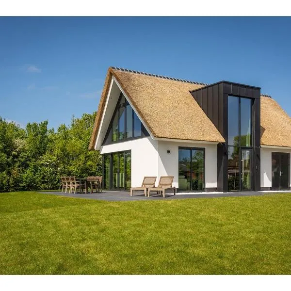 Villa in Texel near Wadden Sea Lighthouse, hotel em De Cocksdorp