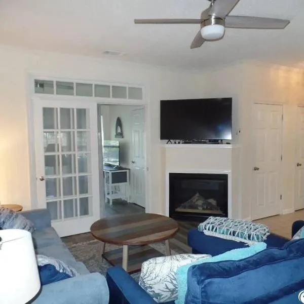 2 BR Condo W/ Golf Cart & Pool (Pet-Friendly), hotel in Myrtle Beach