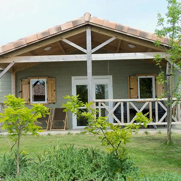 Chalet nature proche lac et à 20 mn des plages en Vendée, hotel din La Chapelle-Hermier