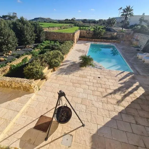 Farmhouse Villa with Large Pool and Garden in Gozo, hotel in Għarb