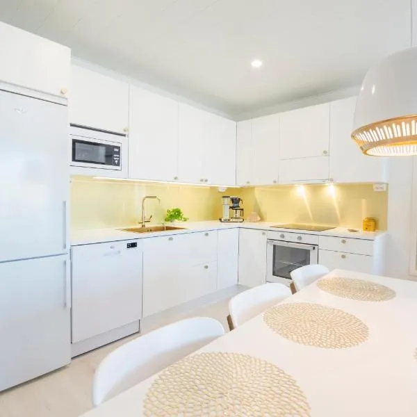 Apartment Tuomenkartano C4 iso huoneisto saunalla Kalajoki, hotel in Kalajoki