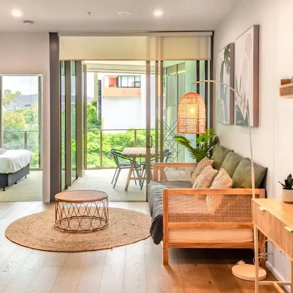 Brand New Riverside Designer 2BD apartment at West End, hotel in Brisbane