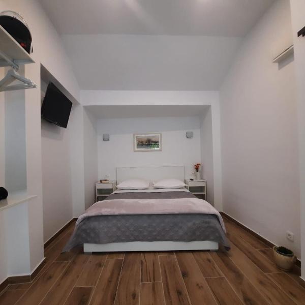 Downtown Modern Suite, Split