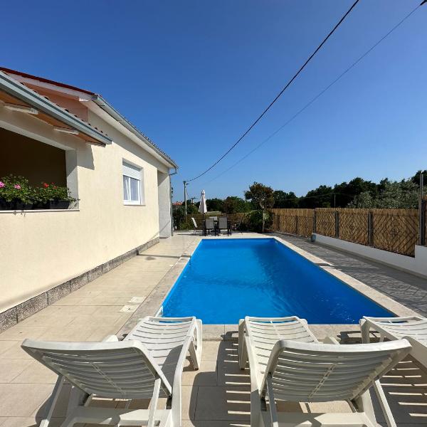 House Mirka, Melnica