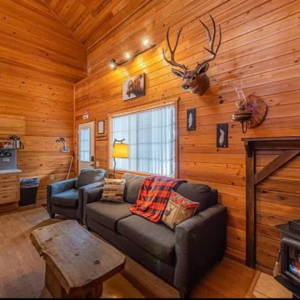 Cabin #1 Buffalo Herd -Pet Friendly - Sleeps 6 - Playground & Game Room, hotel di Payson