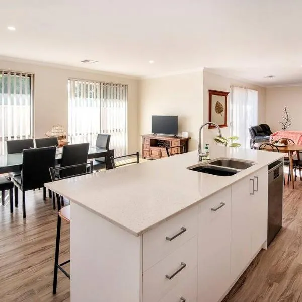 Duke Cottage - pet friendly near beach., hotel en Busselton