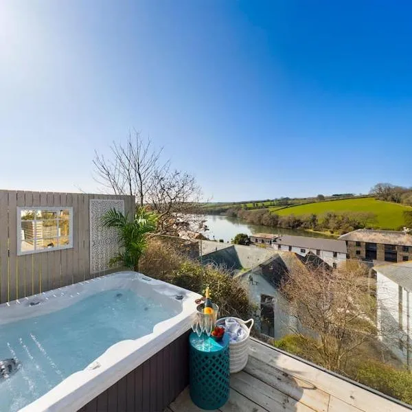 Paddlers View - Luxurious 2 bed, hot tub. Town centre, water views, hotel in Kingsbridge
