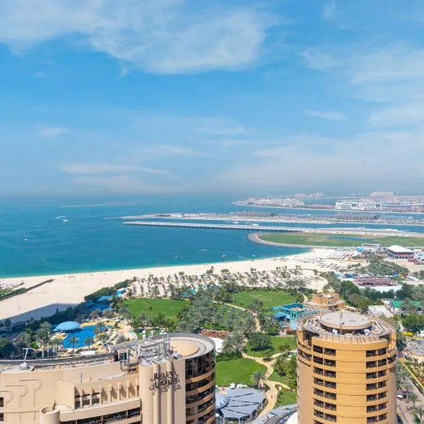Minutes to Beach I Breath taking sea view、ドバイのホテル
