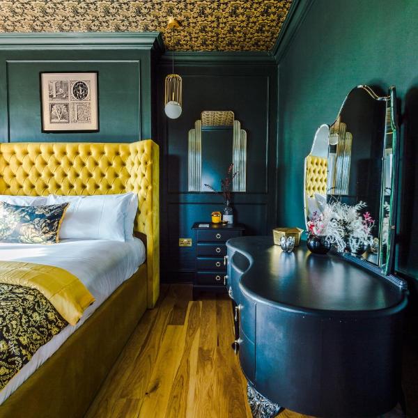 The Windsor Tapestries Retreat - Sleeps up to 9, Hot Tub, Free Parking, Dog Friendly, Windsor