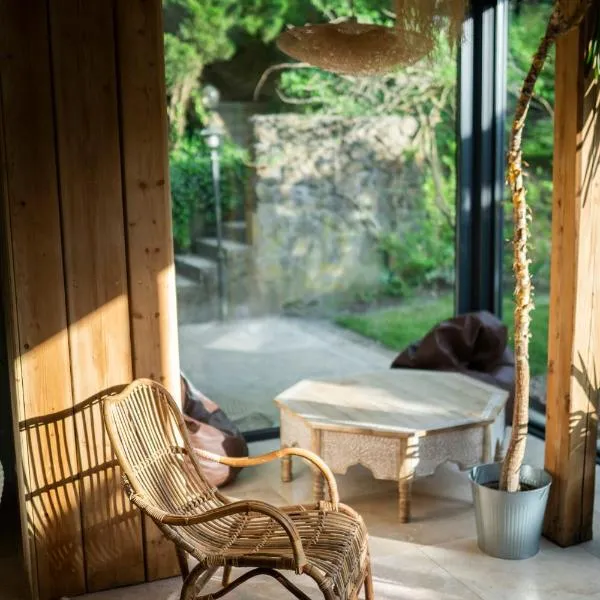 BlissHouse Luxurious Guesthouse calm and energetic spot near by city surrounded by the forest where you will find your peace and your people, hotel v Krakově