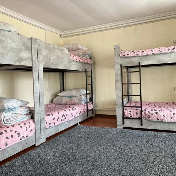 The Nest Hostel, hotel v mestu Karakol