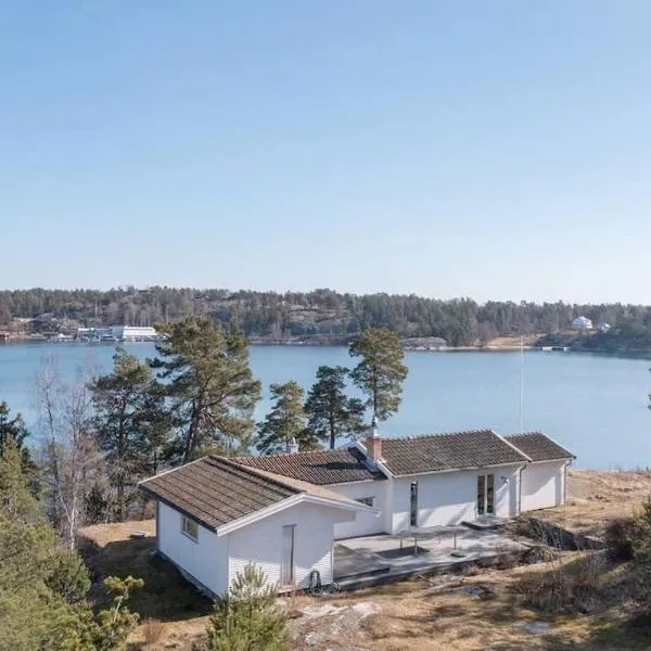 Spectacular lake plot, Stockholm archipelago, hôtel à Dalarö