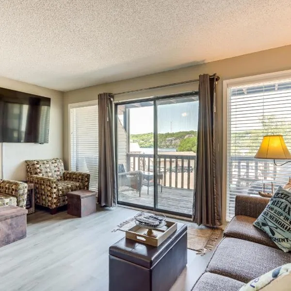Pool Access and Lake View Osage Beach Condo!, hotel v destinaci Osage Beach