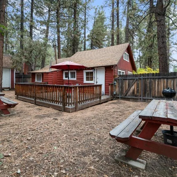 Nicole's Happy Place - Rustic and cozy cabin with a wood burning fireplace!, hotel in Big Bear Lake