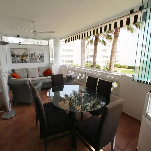 Stylish, Spacious apartment with sea view, hotel in Marbella