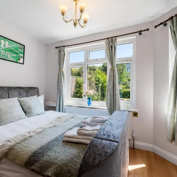 Lovely garden apartment in Wimbledon Town Centre with private parking by Wimbledon Holiday Lets, hotel in London