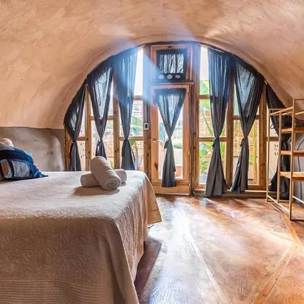 Caliu Earthship Ecolodge, hotel in Colonia del Sacramento
