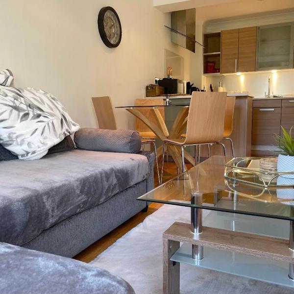 WATCH CHANGING OF THE GUARD AND WALK TO THE CASTLE! 2 Bedroom Apartment, Windsor