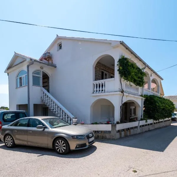 Apartments with parking space Povljana, Pag - 21318, ξενοδοχείο σε Povljana
