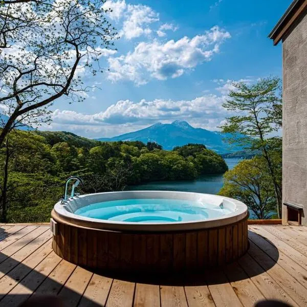 野尻湖の絶景を楽しむ、貸切サウナ付き一軒家 Anoie（あの家）, hotel in Shinano