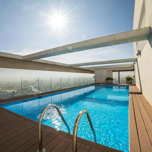 Las Condes, al lado de Marriott y Parque Arauco, ideal para Trabajo, Salud y Vacaciones, hotel in Santiago