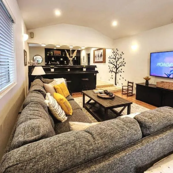 3 BR + Near Venice Beach + Redecorated + Nice Backyard with BBQ, hotel in Los Angeles