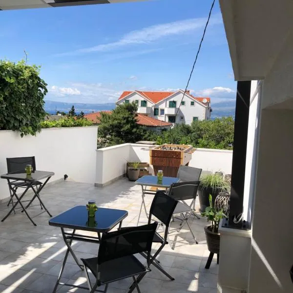 Karina Apartments, Hotel in Supetar