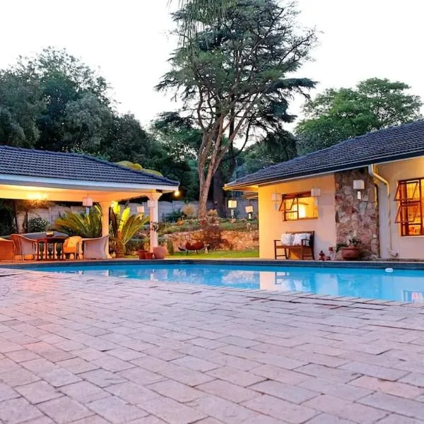 2 bed Cottage, Bryanston, Sandton, מלון ביוהנסבורג