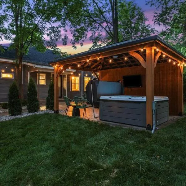 The Luxe/Hot Tub/12min to Horse Park/30 Min to Ark, hotel in Georgetown