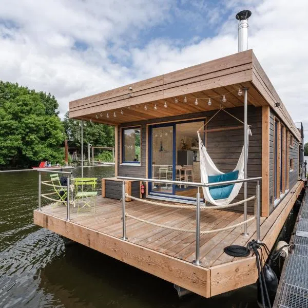 Hausboot AHOI hochwertiges Hausboote mit großer Terrasse und Kamin, hotel ad Amburgo