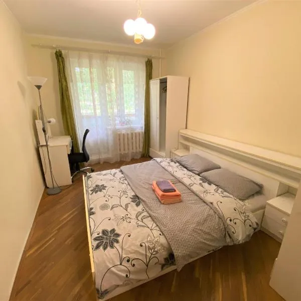 Просторі апартаменти поруч з метро Лівобережна, hotel in Kyiv