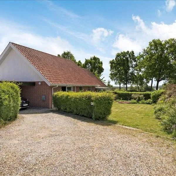 House near public transport, Hotel in Lystrup