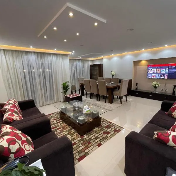 Superb & comfy 3BDR apartment with outstanding view شقة فندقية فاخرة فيو رائع للمطار, hotel in Cairo