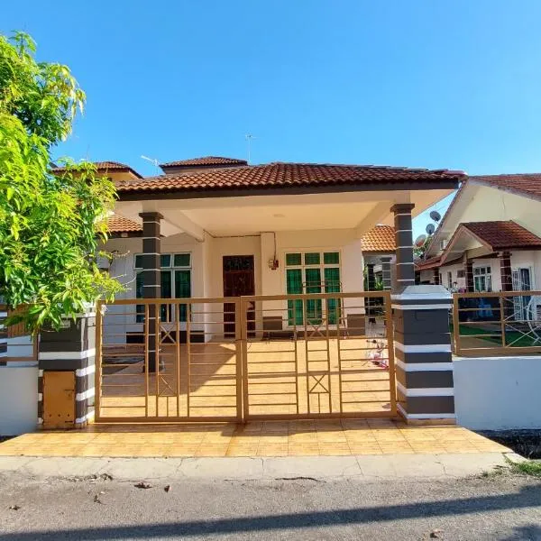 Teratak Azhan Homestay, hotel in Kampong Sungai Putat
