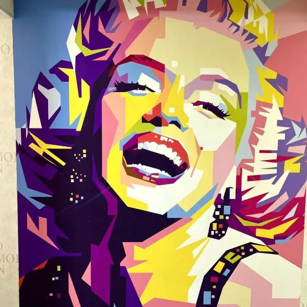 Яркая квартира в стиле Поп Арт в центре города Караганда, hotel in Karagandy