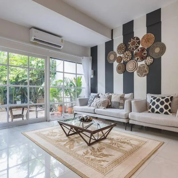 Oasis townhouse in the perfect location, hotel in Bangkok