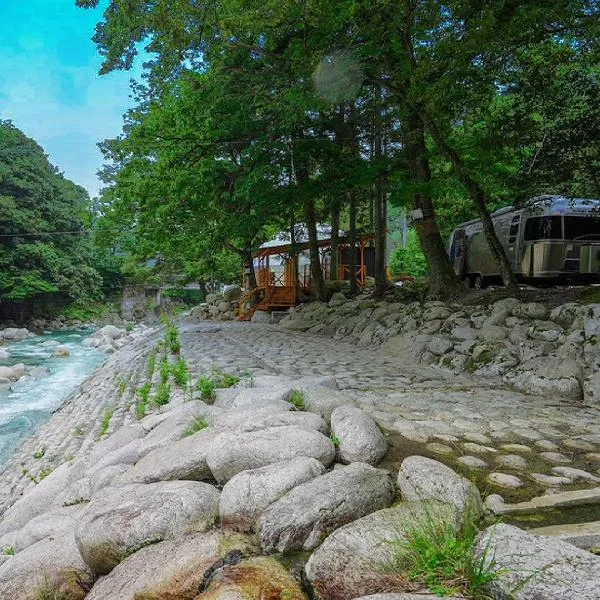 リバーサイドグランピングNuts, hotel in Higashiomi