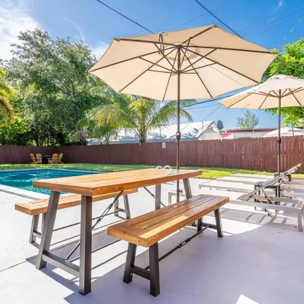 Bright 3 bedrooms Home Private Pool, 18 minutes to the Ocean、ハリウッドのホテル