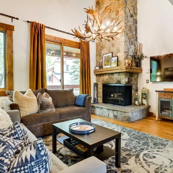 Elegant Vail Home - Walk to Booth Falls Trail, hotel din Vail