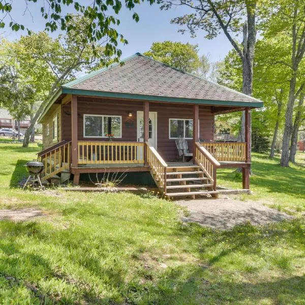 8 Mi to Saddleback Ski Area Cabin with Fire Pit, hotel a Rangeley